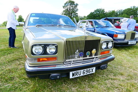 Der Camargue von vorn. Auffällig neben den Plaketten für die Mitgliedschaft in zahlreichen Clubs sind die Wischer für die Scheinwerfer und die mit Schutzkappen versehenen Nebellampen