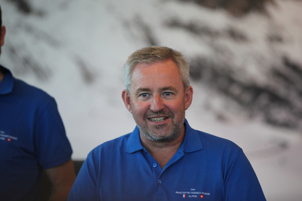 Der Chef des Alpine-Centers in Lausanne gibt letzte Instruktionen vor der Losfahrt - 1ère Rencontre Franco-Suisse Alpine 2019