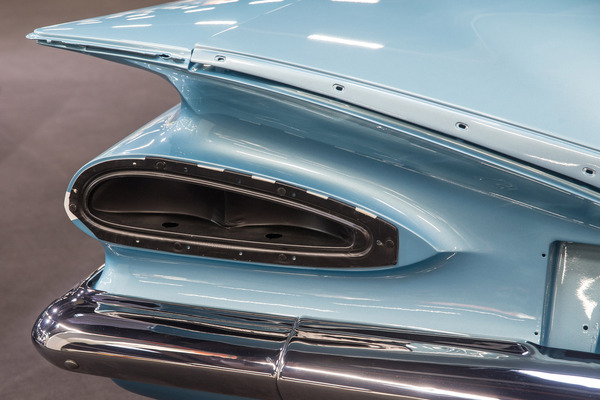 Der Chrom ist schon dran, die Leuchten fehlen noch - Retro Classics Bavaria 2022