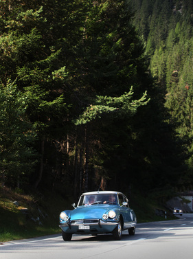 Der Citroën DS 21 Pallas auf der Oldtimer-Kulturreise in Richtung Splügen unterwegs (1966)