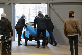 Der Club Teur-Teuf macht sich bereit für die Fahrdemonstrationen, hier ein BNC – Rétromobile Paris 2025