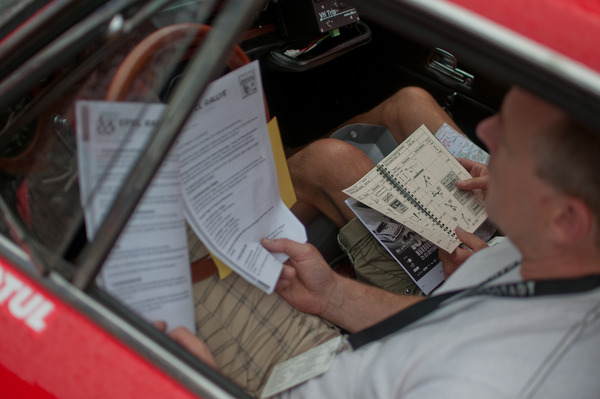 Der Co-Pilot studiert die Kurven der kommenden Werteprüfung – Eifel Rallye Festival 2013