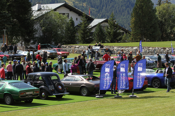 Bild Der Concours auf dem Platz vor dem Kulm Clubhaus - Passione Engadina 2018