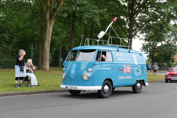Der Corso ist öffentlich. Ihm schliessen sich auch Fahrzeuge an, die nicht an der Rallye teilgenommen haben. Insgesamt waren es 482 Fahrzeuge – Einbecker Oldtimertage 2025
