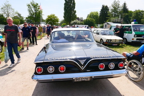 Der County Sheriff sorgt mit seinem 1961er Chevy Impala für Ordnung auf dem Feld 2 in Bockhorn, wo sich die meisten US-Cars treffen. Im Gegensatz zu seinen Vorgängermodellen sind die Heckflossen nur noch angedeutet. – Bockhorner Oldtimermarkt 2025