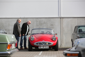 Der Daimler SP250 Dart eines Besuchers wird interessiert gemustert - Hamburg Motor Classics 2017