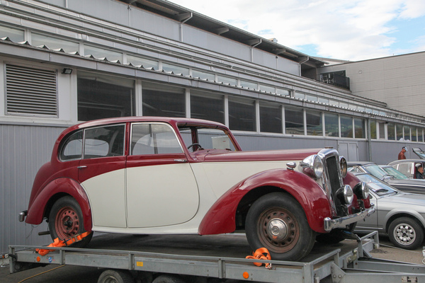 Der Daimler kam auf dem Anhänger auf den Fahrzeugmarkt - Swiss Classic World Luzern 2021