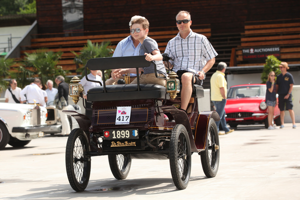Der De Dion Bouton von 1899 nimmt ein paar Leute auf die Rundfahrt mit - Dolder Classics Juni 2015