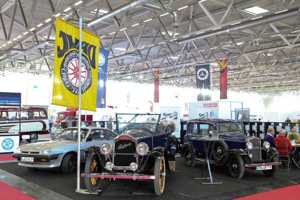 Der Deutsche Automobil Veteranen Club (DAVC) mit einem Vorkriegs-Packard und einem Opel Manta - Retro Classics Cologne 2018