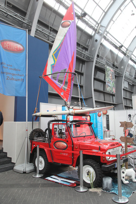 Der Deuvet zeigt sein Herz für den Oldtimer-Nachwuchs mit einem entsprechend aufgemachten Suzuki LJ80 (Techno Classica 2017)