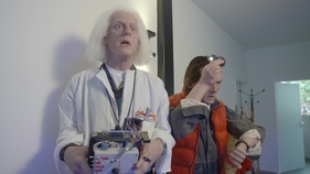 Der Doc und Marty McFly als lebensgrosse Figuren (aus dem Film "Back to the Future") Der Doc und Marty McFly als lebensgrosse Figuren (aus dem Film "Back to the Future")