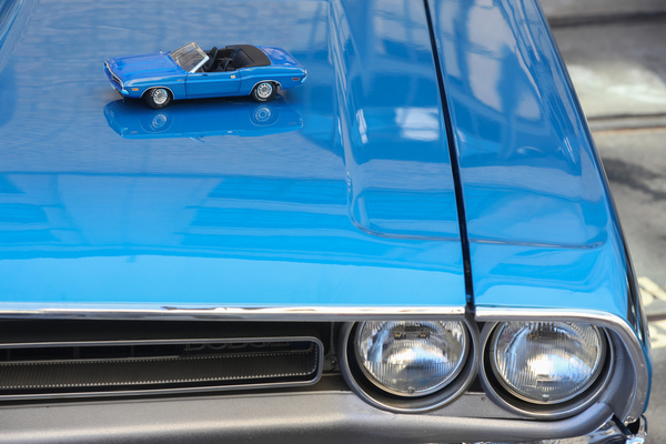 Bild Der Dodge Challenger als Modell auf seinem Vorbild - Older Classics August 2024