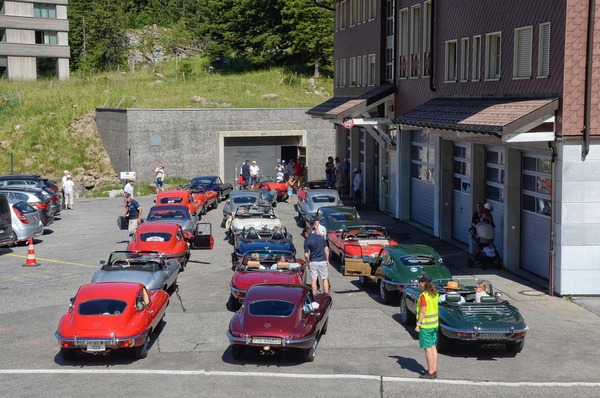Bild Der Ehrengast Swiss Jaguar E-Type Club stellt sich zur Einfahrt auf - Oldtimertreff Schwägalp 2023