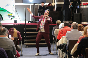 Der Elvis-Imitator gibt alles - Versteigerung der Oldtimer Galerie in Gstaad am 29. Dezember 2019 Der Elvis-Imitator gibt alles - Versteigerung der Oldtimer Galerie in Gstaad am 29. Dezember 2019