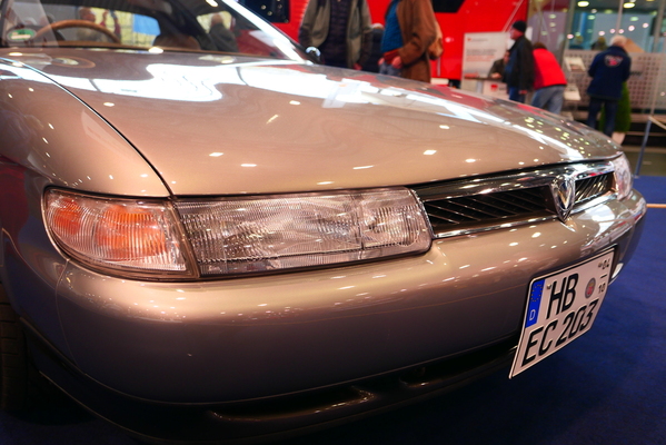 Der Eunos Cosmo von 1990 ist ein hierzulande fast unbekanntes Fahrzeug. Eunos ist in Japan ein sportlicher Ableger von Mazda. Sein Dreischeiben-Wankelmotor ist der einzige Serienmotor seiner Art – Bremen Classic Motorshow 2025
