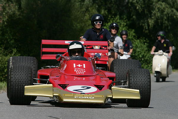 Der Ex-Jochen-Rindt-Lotus 72 wird von einer Horde wilder Vespas verfolgt…