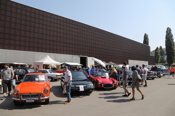 The vehicle market between the halls - classic cars from different eras - Swiss Classic World Lucerne 2023
