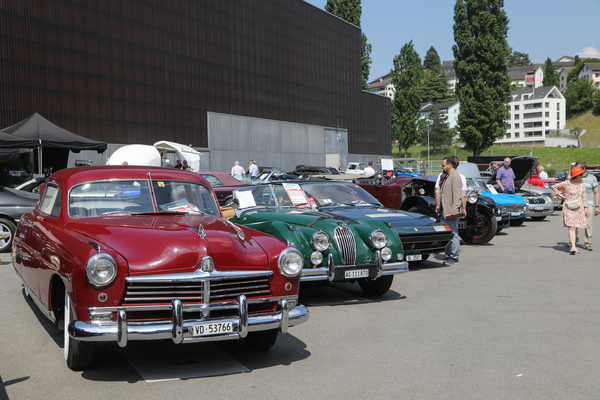 Bild Der Fahrzeugmarkt zwischen den Hallen - Klassiker von Hudson, Jaguar, etc. - Swiss Classic World Luzern 2023