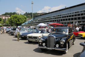 Der Fahrzeugmarkt zwischen den Hallen - Klassiker von Mercedes-Benz, BMW und Porsche - Swiss Classic World Luzern 2023 Der Fahrzeugmarkt zwischen den Hallen - Klassiker von Mercedes-Benz, BMW und Porsche - Swiss Classic World Luzern 2023