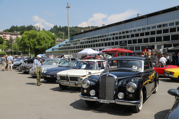 Bild: Der Fahrzeugmarkt zwischen den Hallen - Klassiker von Mercedes-Benz, BMW und Porsche - Swiss Classic World Luzern 2023