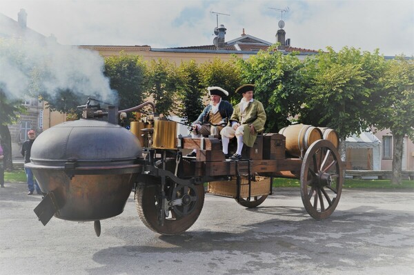 Bild: Der Fardier de Cugnot in historischer Aufmachung im Jahr 2011