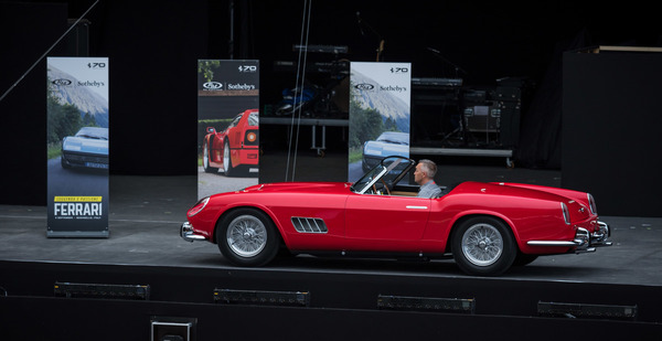 Der Ferrari 250 GT LWB California Spider wird auf die Bühne gefahren - RM/Sotheby's Versteigerung "Ferrari - Leggenda e Passione" am 8. September 2017