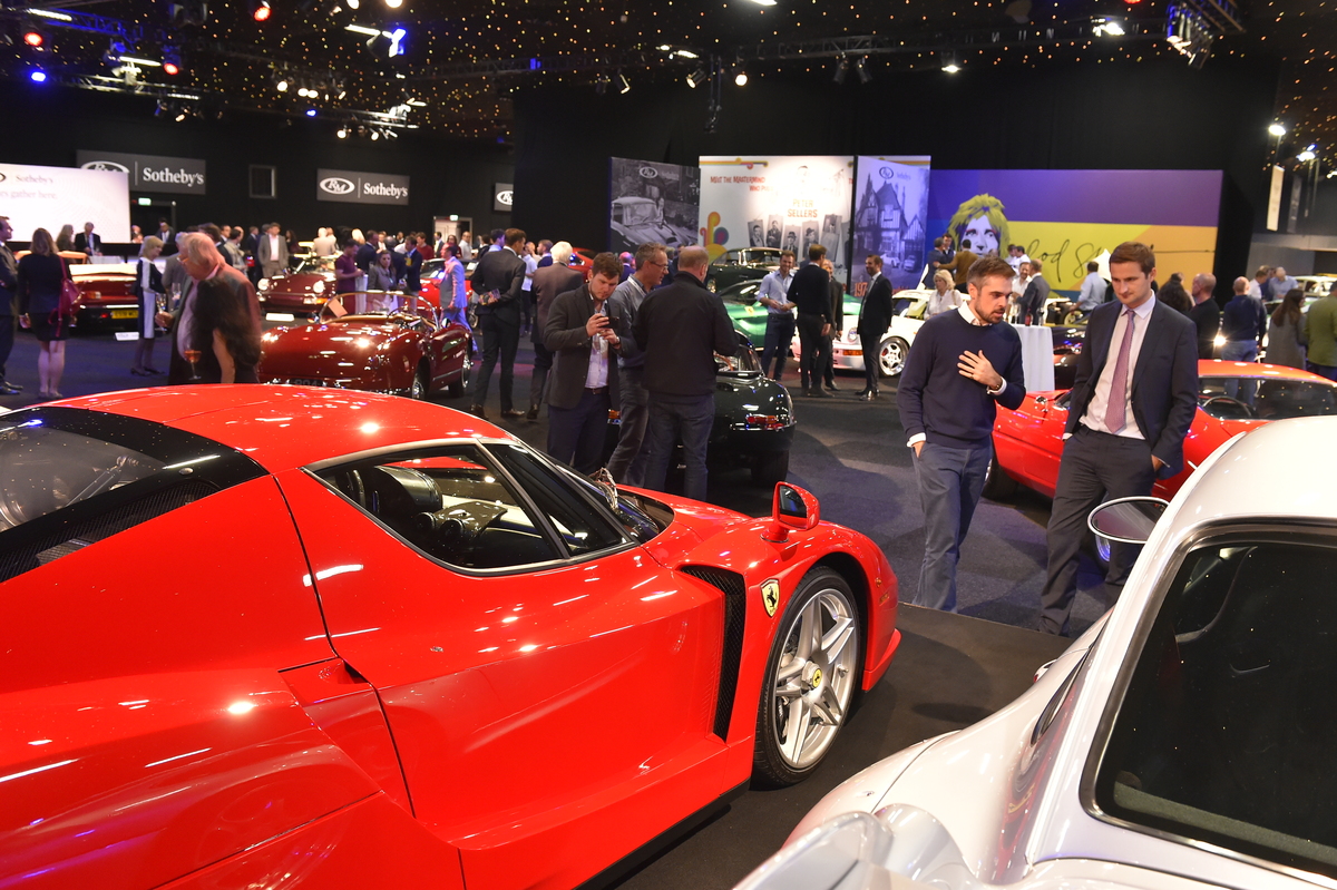 Der Ferrari Enzo war das teuerste verkaufte Auto an der RM--Sotheby's-Versteigerung in London am 5. September 2018, aber auch er wurde unter den Erwartungen verkauft