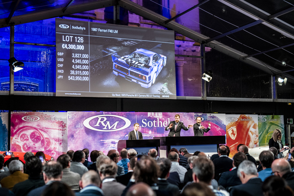 Bild Der Ferrari F40 LM wurde als teuerstes Auto für EUR 4'842'500 verkauft, auch wenn das Höchstgebot noch etwas unter den Erwartungen lag - RM/Sotheby's Versteigerung in Paris 2019