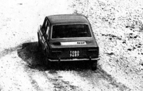 Der Fiat 128 (1969) hält die Spur, welche der Simca 1100 (1969) eingeschlagen hat, versetzt aber im Mittelpunkt seitlich.