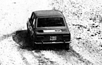 Der Fiat 128 (1969) hält die Spur, welche der Simca 1100 (1969) eingeschlagen hat, versetzt aber im Mittelpunkt seitlich.