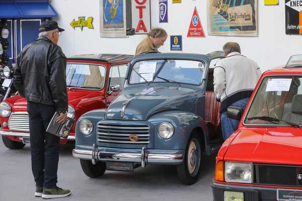 Der Fiat 500 C Topolino von 1949 wird inspiziert - Versteigerung der Oldtimer Galerie Toffen am 14. Oktober 2023