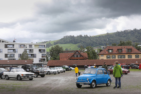 Der Fiat 500 steht nun schon fast alleine da - Oldtimer Sunday Morning Treffen Zug am 6. August 2023 Der Fiat 500 steht nun schon fast alleine da - Oldtimer Sunday Morning Treffen Zug am 6. August 2023