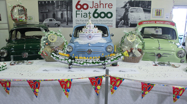 Der Fiat 600 feiert seinen 60. Geburtstag mit Torten und Kerzen (auf dem Clubstand) - Techno Classica 2015