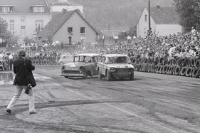 Der Fiat bleibt vorne am Stock Car Rennen in Bonn anfangs 70er Jahre