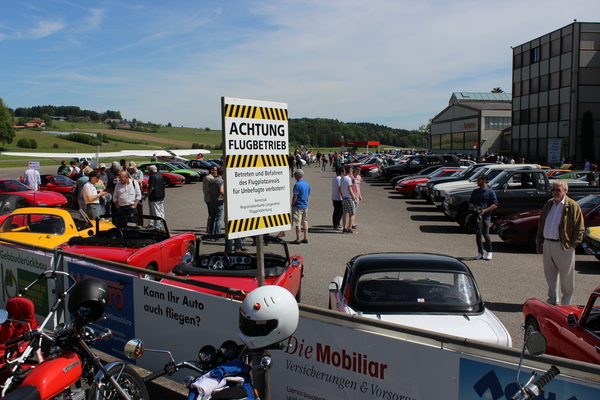 Der Flugplatz hätte für noch mehr Japaner Platz - Japaner Young- und Oldtimertreffen Bleienbach 2016