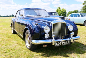 Der Flying Spur von vorn. Die Bentley-Grills sind stets etwas runder als die von Rolls-Royce