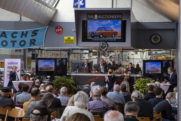 Der Ford Cortina 1600 E wird exakt auf Höhe des mittleren Estimates zugeschlagen - Versteigerung der Oldtimer Galerie Toffen vom 17. Oktober 2020