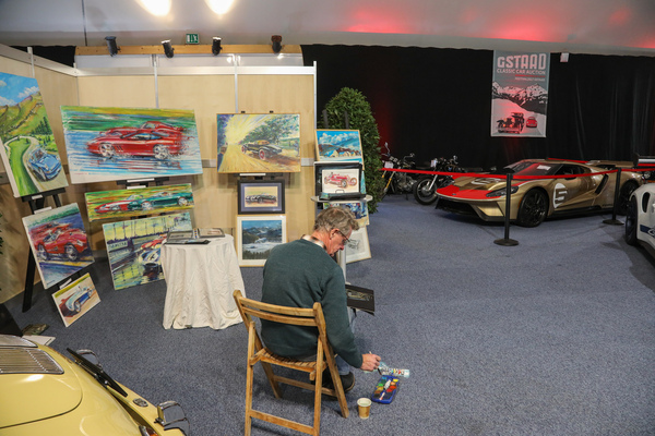 Der Ford GT von 2022 steht Modell - Oldtimer Galerie Gstaad Versteigerung am 29. Dezember 2024