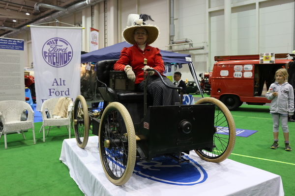 Bild Der Ford Quadricycle von 1896 ist in Wirklichkeit eine Replika mit nachgerüsteten Bremsen - Hamburg Motor Classics 2018