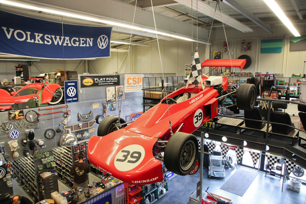 Der Formel Super V hängt an der Decke - Besuch bei Cagero