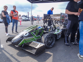 Bild Der Frontflügel über die volle Breite wird über Drahtseile waagerecht gehalten - Historisches Flugplatzrennen Kassel Calden