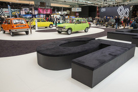 Der Geburtstagsstand vom Hersteller für den Renault 5 - Rétromobile Paris 2022 Der Geburtstagsstand vom Hersteller für den Renault 5 - Rétromobile Paris 2022