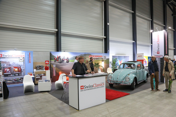 Bild Der Gemeinschaftsstand von Zwischengas und SwissClassics Revue zeigte den von den Lesern gewählte "Beste Einstiegsklassiker" VW Käfer - Swiss Classic World Luzern 2024