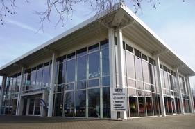Der Glaskubus gehörte einst zu einem Autohaus – im Museum in Dortmund