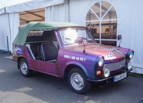 Bild Der Gott-sei-Dank nie zum militärischen Fronteinsatz gelangte Geländewagen des VEB Sachsenring – besser bekannt als Trabbi - Historisches Flugplatzrennen Kassel Calden