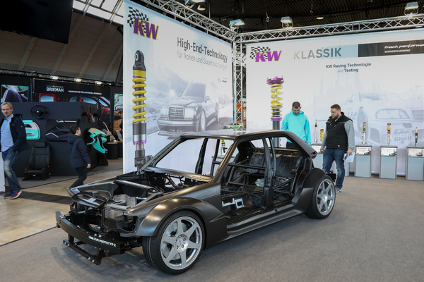 Der HWA Evo Prototyp 2 steht auf dem Stand von KW und wirbt für moderne Fahrwerkstechnik - 24. Retro Classics Stuttgart 2025