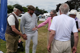 Der Handschlag beendet Diskussion und Begründung der Jury. "Ist das jetzt gut oder schlecht?", scheint sich van der Stams Schwiegersohn zu fragen