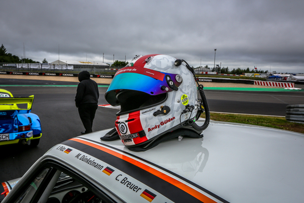 Der Helm zeigt deutlich, auf welcher Strecke sein träger am liebsten fährt – ADAC 24h Classic Nürburgring 2022