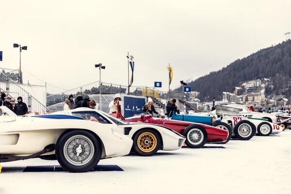 Bild: Der Himmel so weiss wie der Boden – Historische Rennwagen beim The I.C.E. in St. Moritz