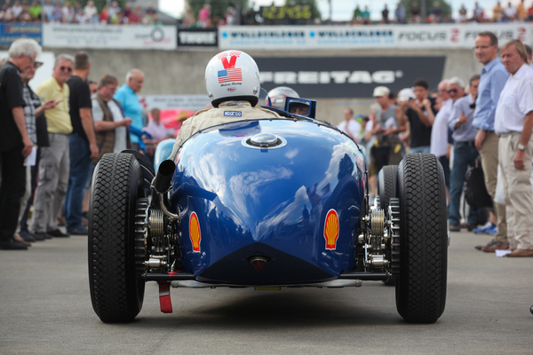 Der Himmel spiegelt sich im Heck eines Vorkriegssportwagens - Indianapolis Oerlikon am 26. Juli 2016